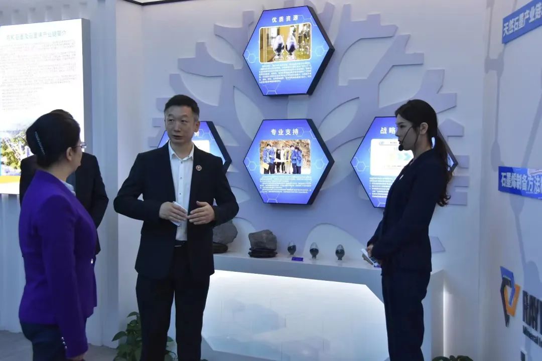 新乡市市委副书记于燕莅临新乡煜和研究院参观调研