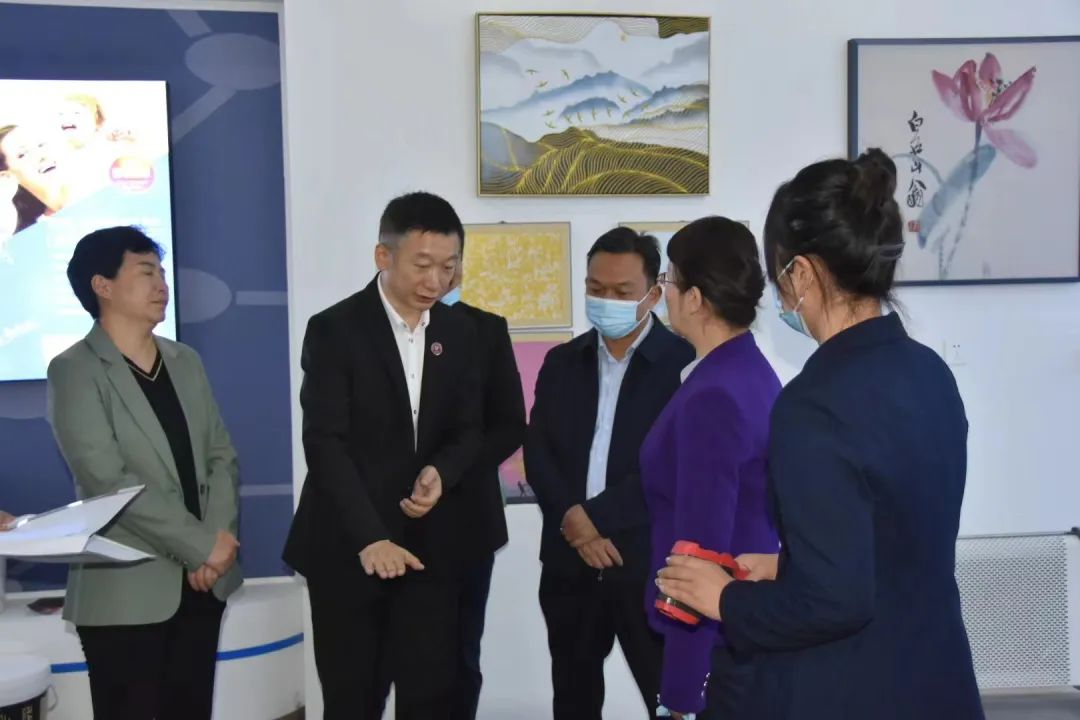 新乡市市委副书记于燕莅临新乡煜和研究院参观调研
