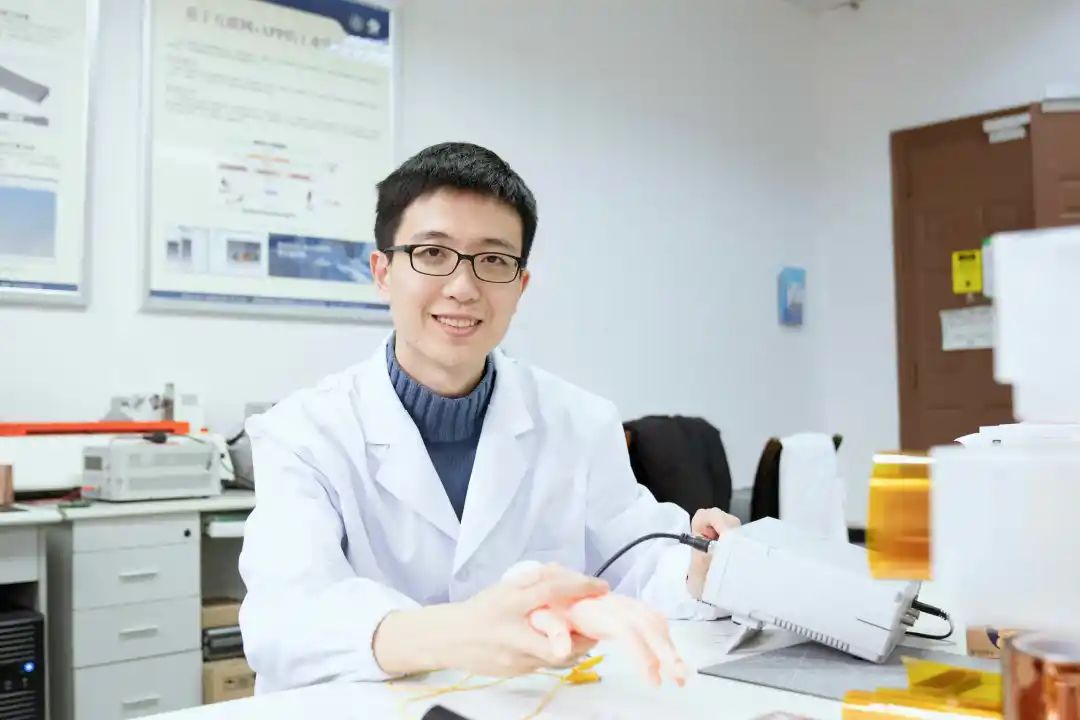 90后博导研发石墨烯人工喉，可将聋哑人声音“翻译”成规律声音