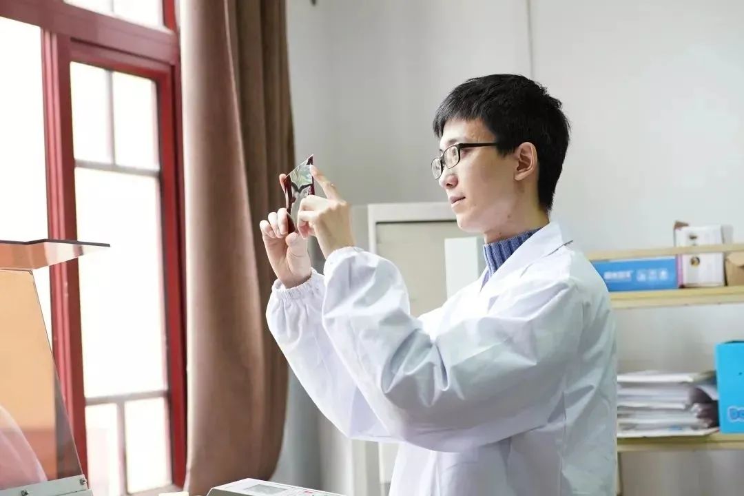 90后博导研发石墨烯人工喉，可将聋哑人声音“翻译”成规律声音