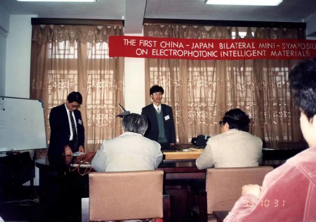 Molecules：刘忠范院士——何须浅碧轻红色，自是花间第一流 | MDPI 人物专访