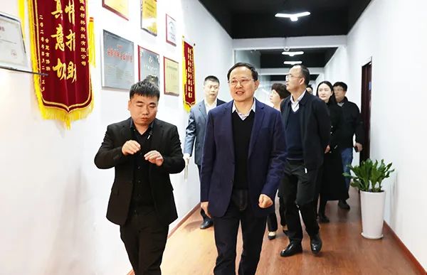 安徽省经济和信息化厅一级巡视员吴韦人一行莅临微晶科技参观调研
