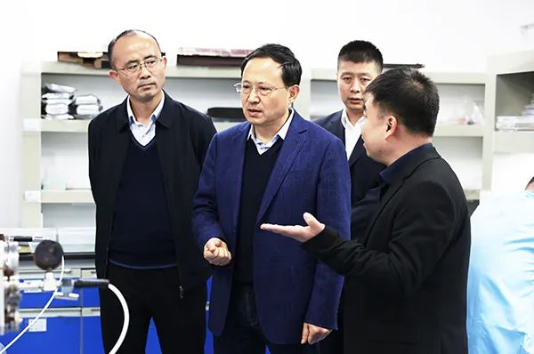 安徽省经济和信息化厅一级巡视员吴韦人一行莅临微晶科技参观调研