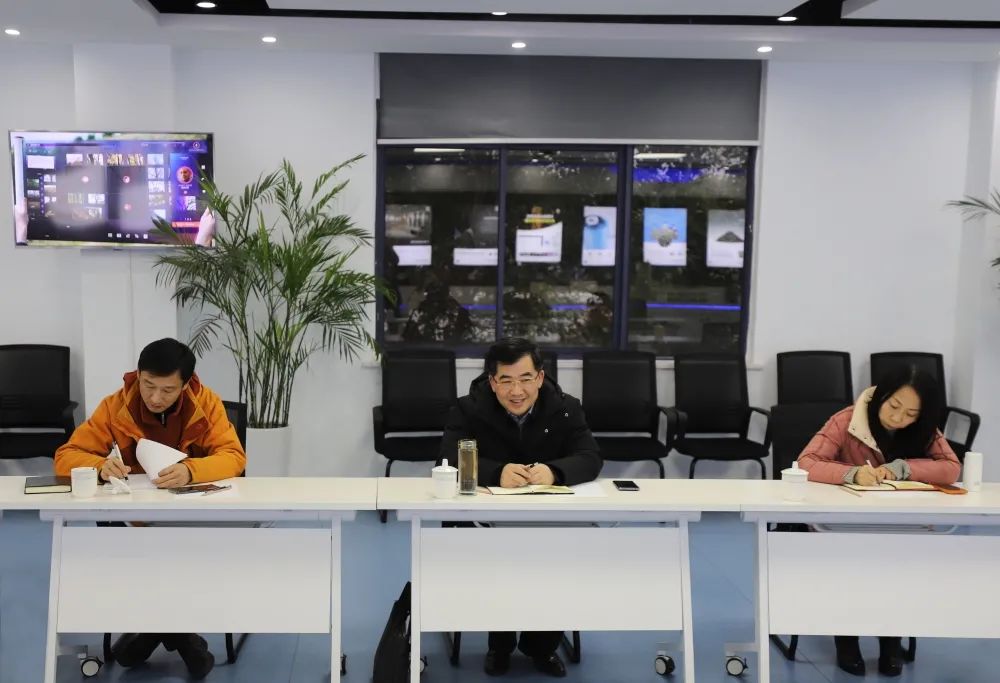 合肥市人民政府秘书长罗平一行莅临微晶科技参观指导暨授予援藏荣誉锦旗