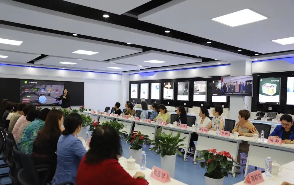 无锡市妇联、女企协一行莅临微晶科技参观考察