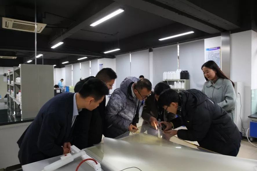 合肥市东至商会、青年商会一行人莅临微晶科技参观调研