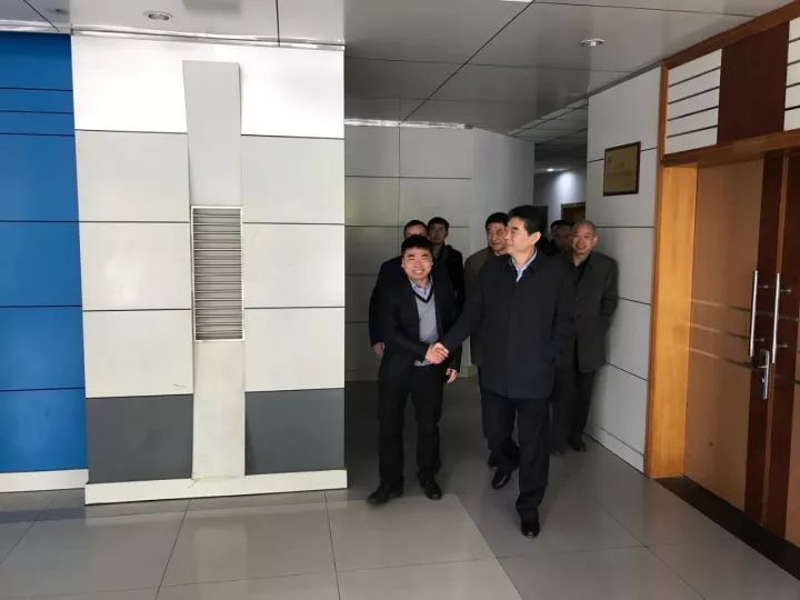 安徽省常务副省长邓向阳莅临微晶公司参观考察