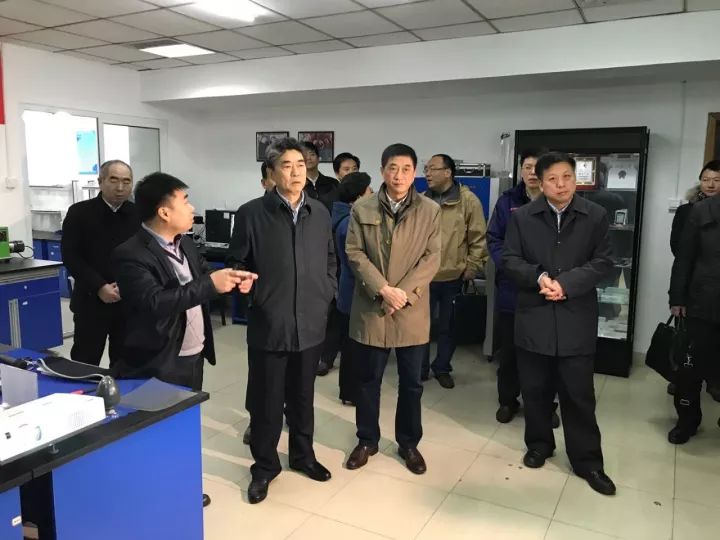 安徽省常务副省长邓向阳莅临微晶公司参观考察