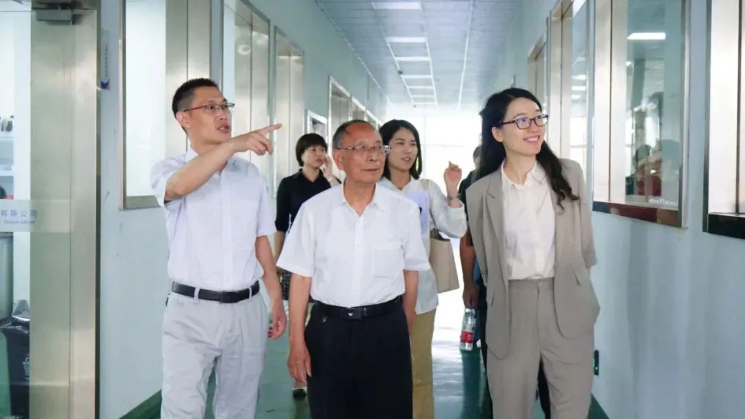 余杭区人大常委会副主任、良渚新城党工委书记曾宏一行莅临高烯科技考察调研