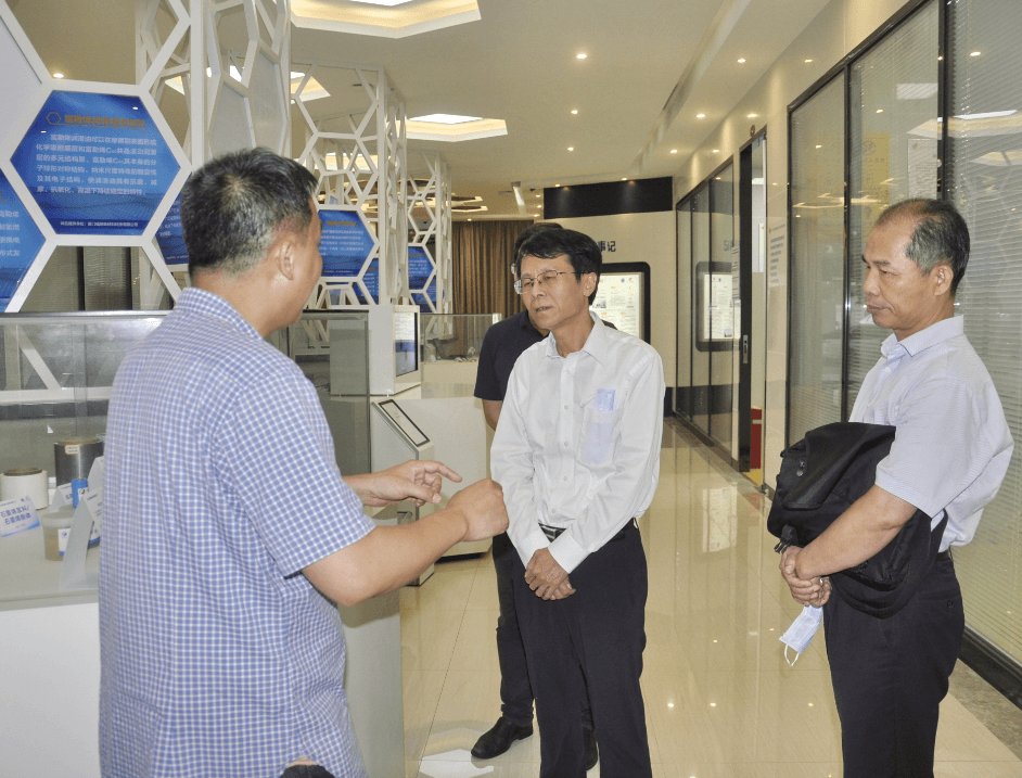 厦门市委常委、副市长黄晓舟调研火炬石墨烯平台