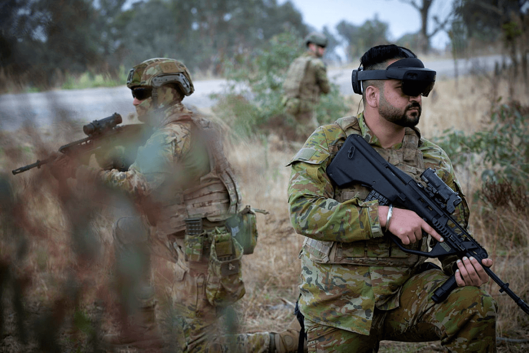 石墨烯生物传感器检测脑电波，控制军事机器狗的动作