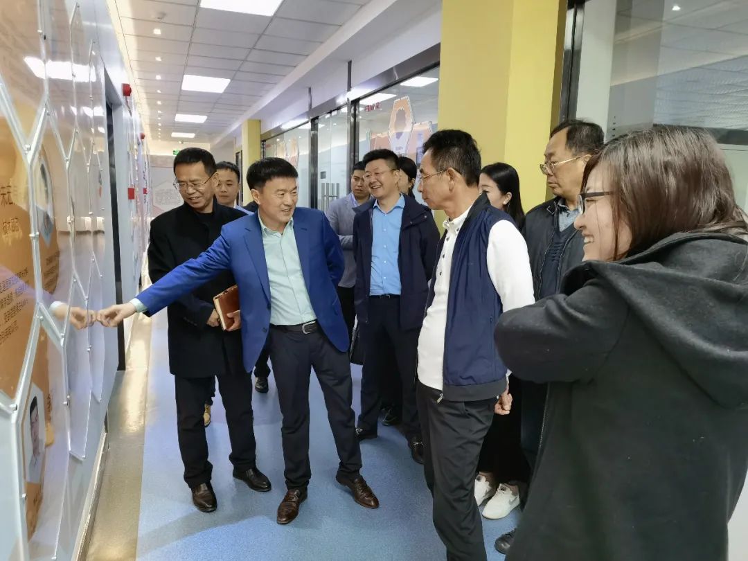 紫金汇缘董事局主席胡黎民一行莅临华高墨烯考察交流