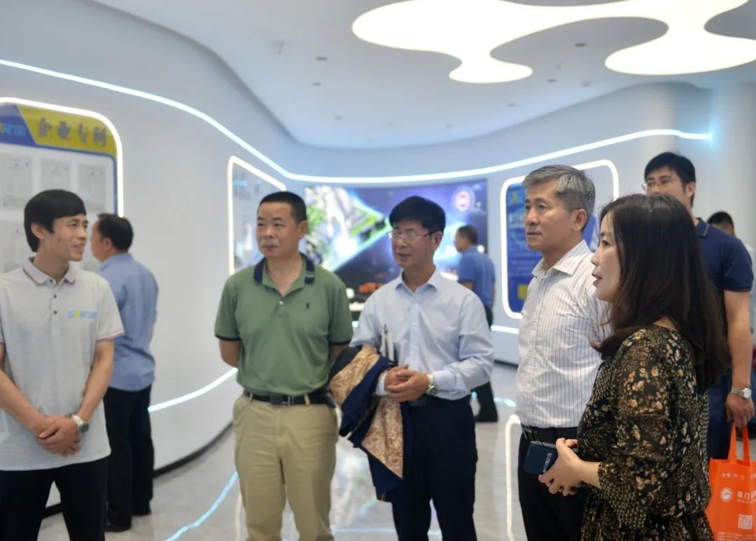 校企共融 同谋发展 | 我校副校长郭士正一行走访火炬石墨烯新材料产业园多家企业
