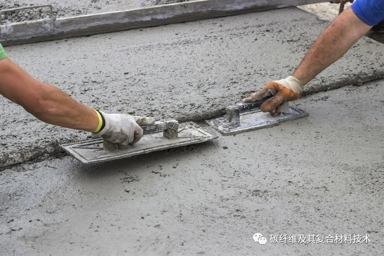 使用氧化石墨烯、碳纳米管等纳米材料降低水泥混凝土的吸水率和氯离子渗透