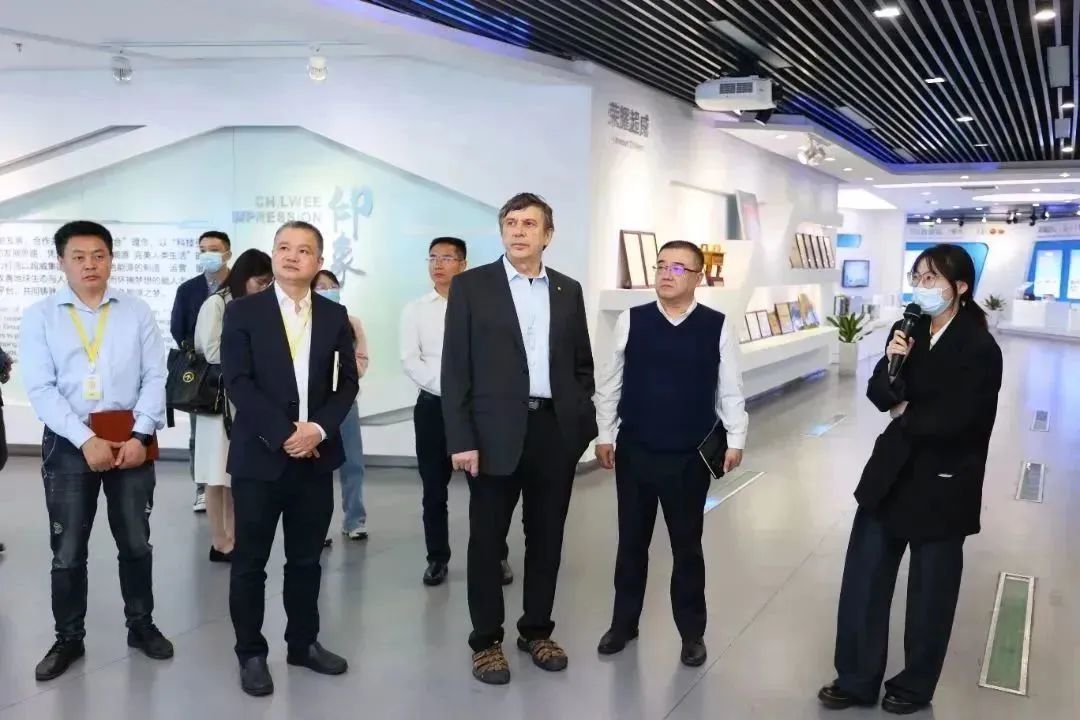 重磅！诺贝尔奖得主、石墨烯之父到访超威集团，深入开展石墨烯电池技术合作！