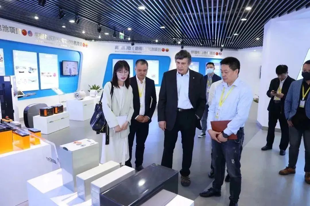 重磅！诺贝尔奖得主、石墨烯之父到访超威集团，深入开展石墨烯电池技术合作！