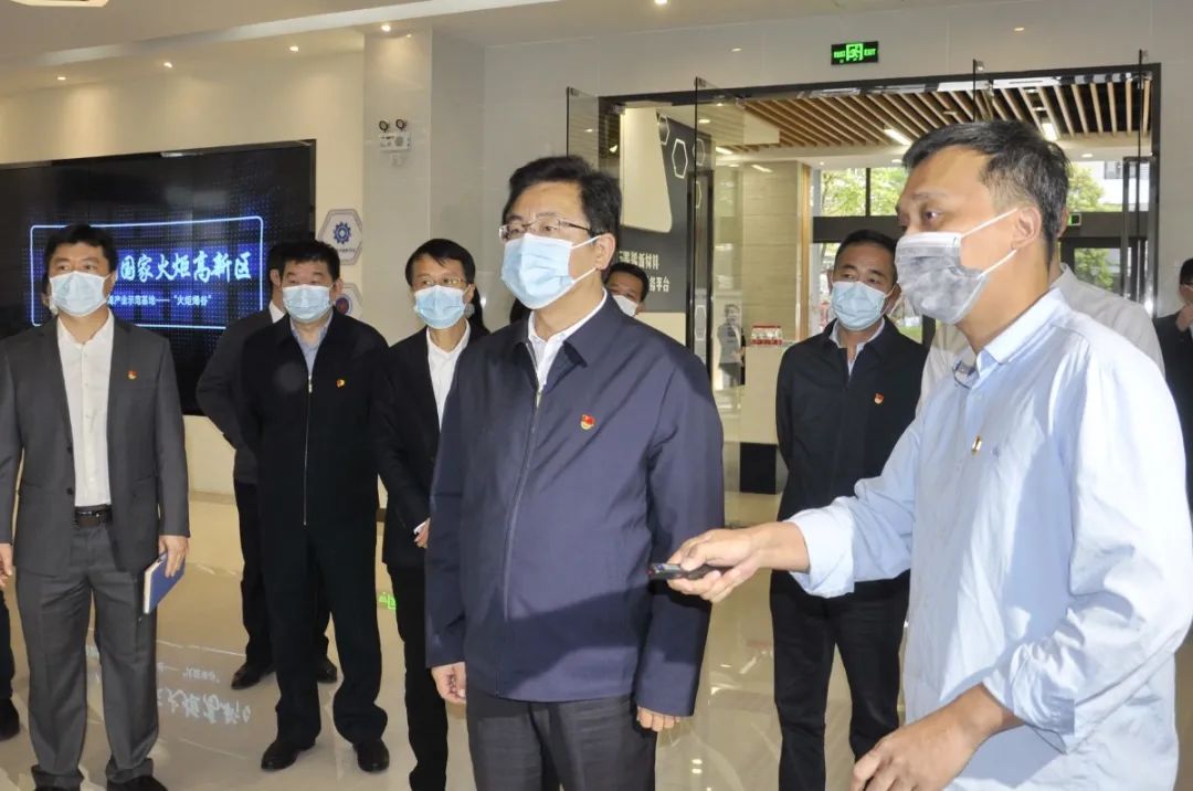 省委常委、市委书记赵龙调研厦门创新创业园石墨烯孵化器