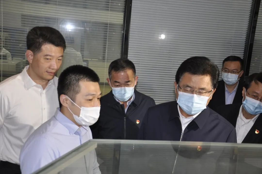 省委常委、市委书记赵龙调研厦门创新创业园石墨烯孵化器