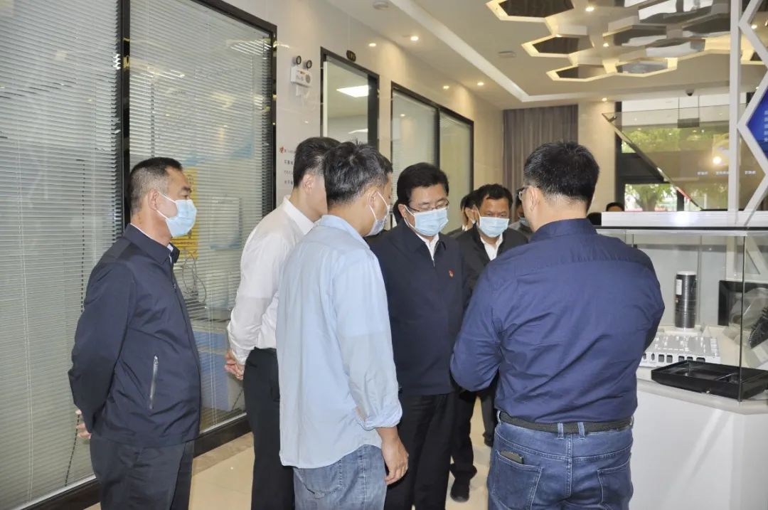 省委常委、市委书记赵龙调研厦门创新创业园石墨烯孵化器