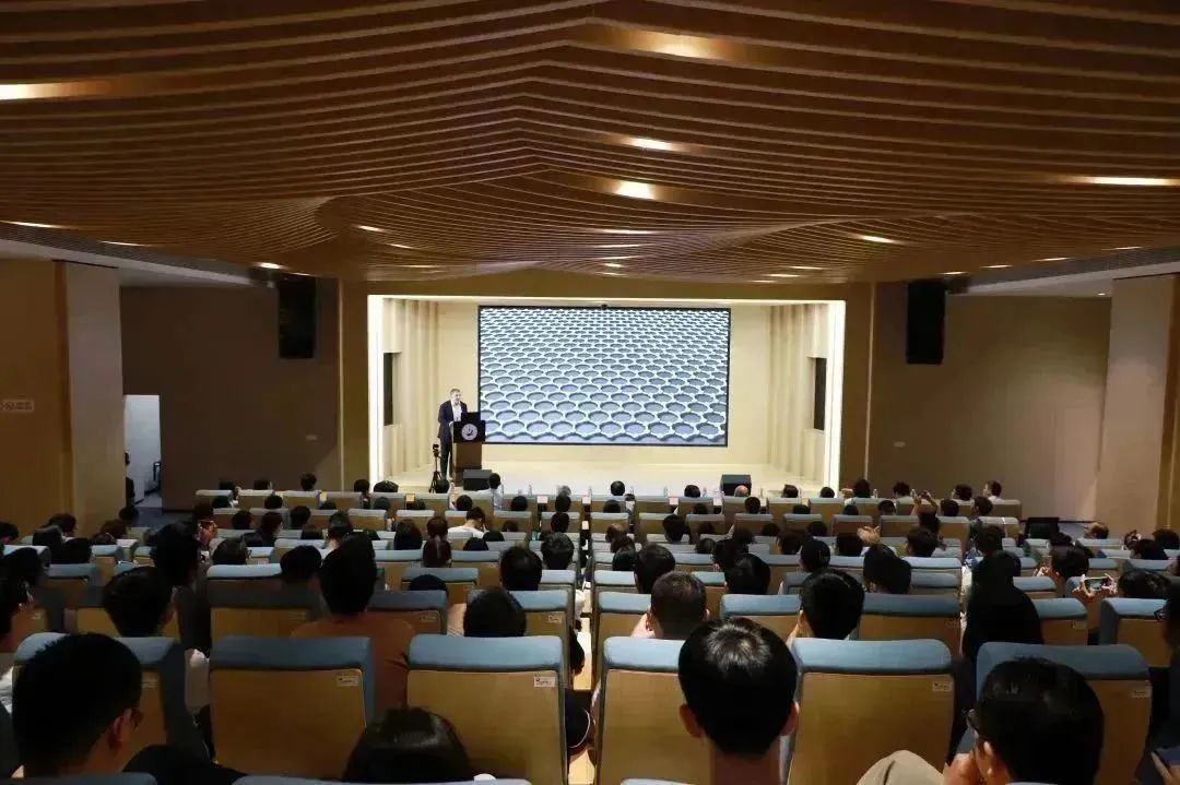 诺贝尔奖得主康斯坦丁•诺沃肖洛夫院士到嘉庚创新实验室讲座交流