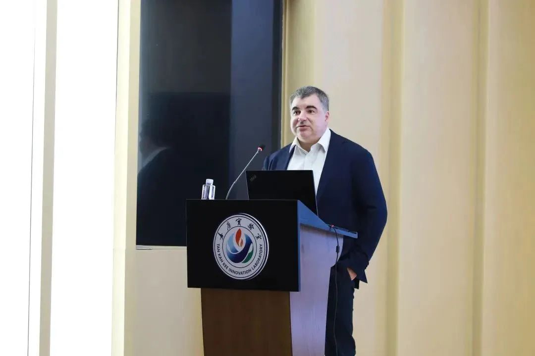 诺贝尔奖得主康斯坦丁•诺沃肖洛夫院士到嘉庚创新实验室讲座交流