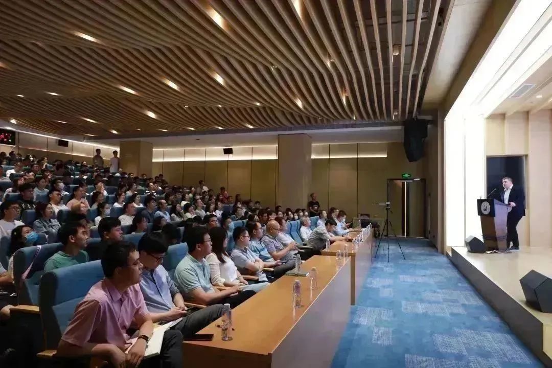 诺贝尔奖得主康斯坦丁•诺沃肖洛夫院士到嘉庚创新实验室讲座交流