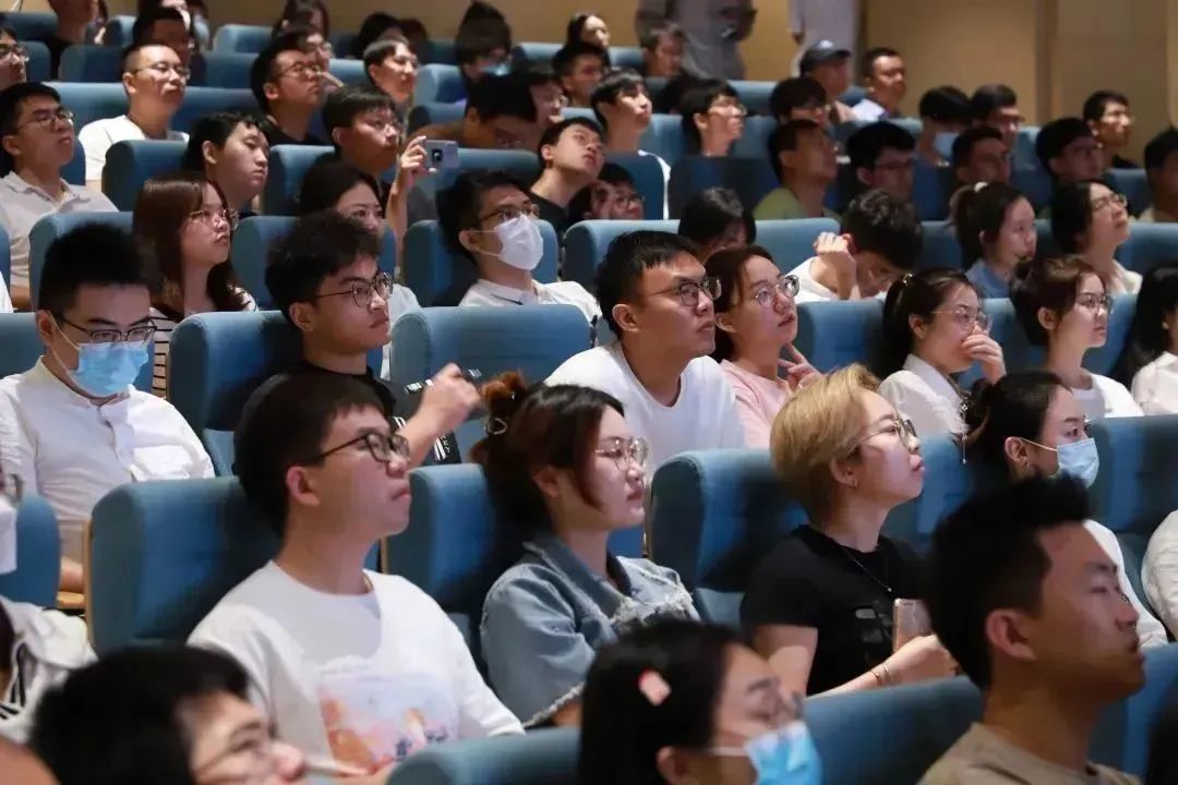 诺贝尔奖得主康斯坦丁•诺沃肖洛夫院士到嘉庚创新实验室讲座交流