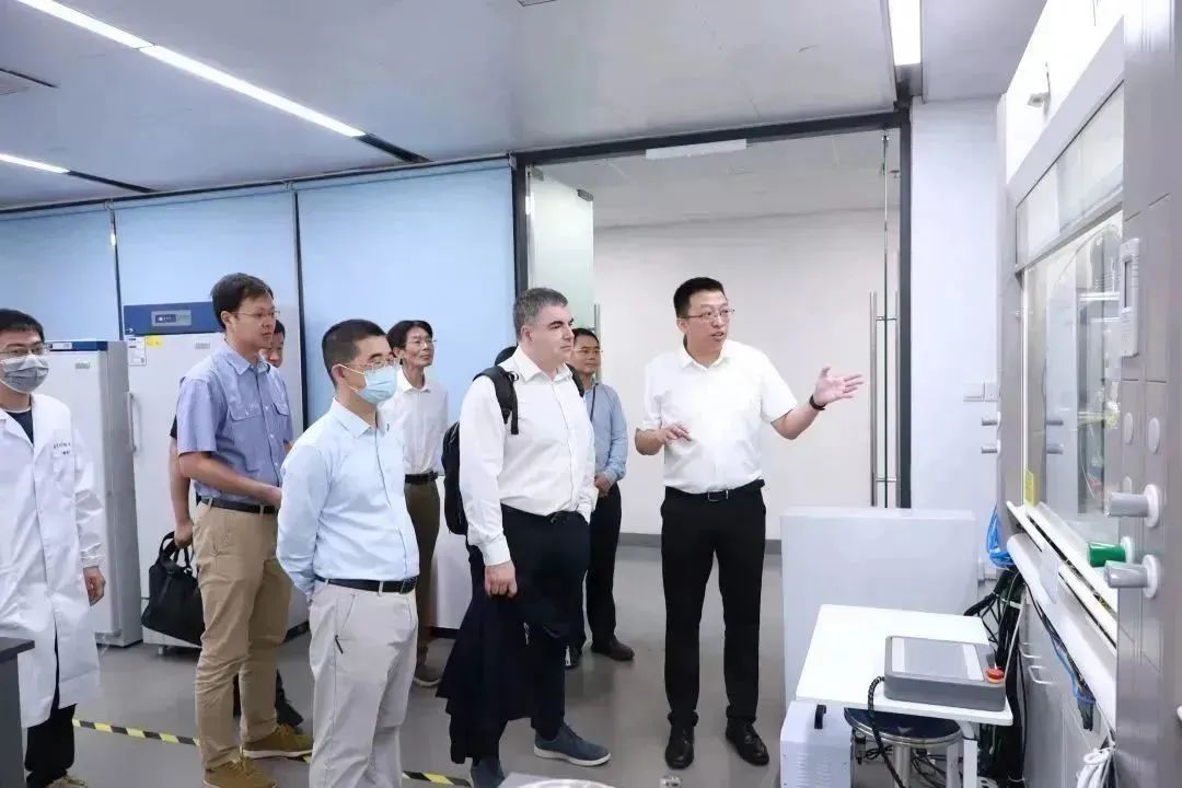 诺贝尔奖得主康斯坦丁•诺沃肖洛夫院士到嘉庚创新实验室讲座交流