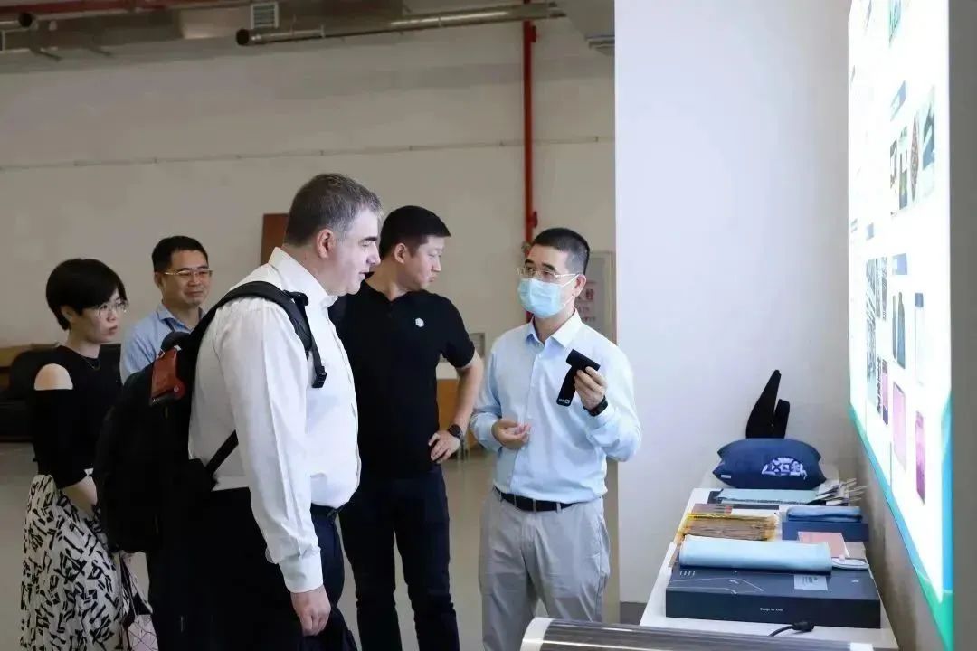 诺贝尔奖得主康斯坦丁•诺沃肖洛夫院士到嘉庚创新实验室讲座交流