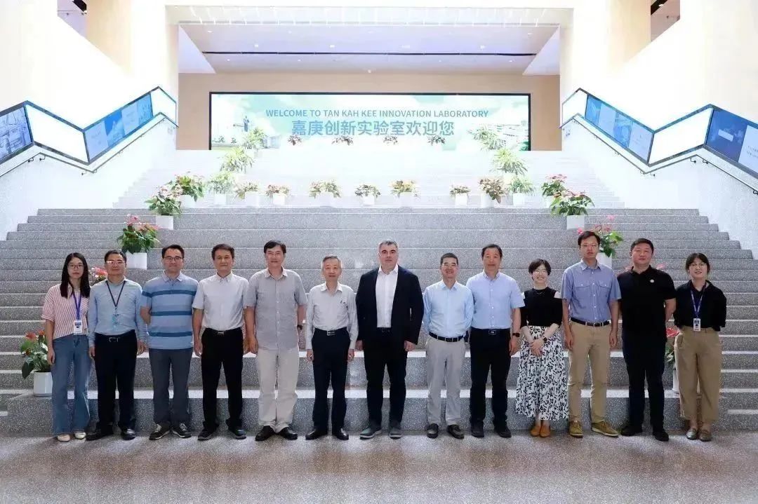 诺贝尔奖得主康斯坦丁•诺沃肖洛夫院士到嘉庚创新实验室讲座交流