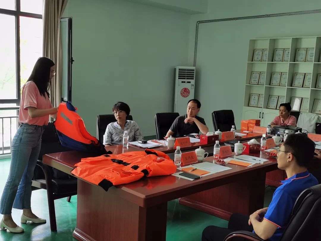 青岛海洋发展管理局海管中心赵志宏副主任一行莅临华高墨烯考察交流