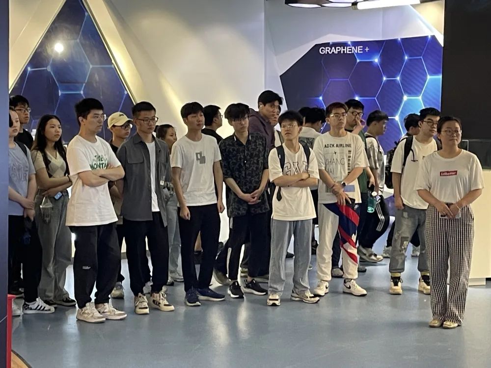 上海第二工业大学能源与材料学院学生参观上海市石墨烯功能型平台