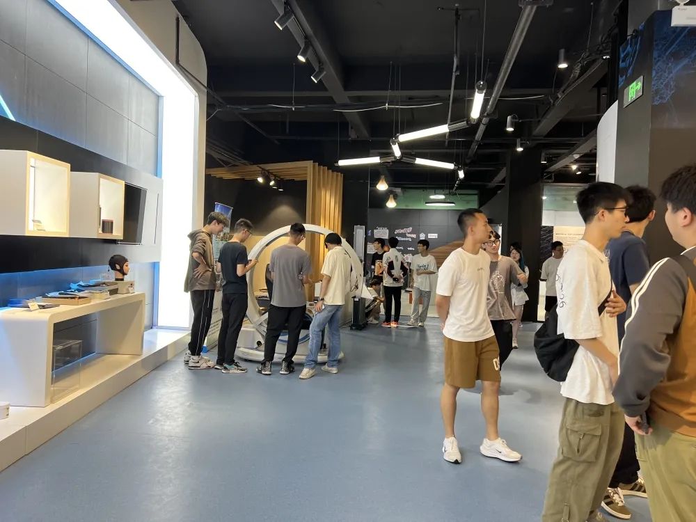 上海第二工业大学能源与材料学院学生参观上海市石墨烯功能型平台