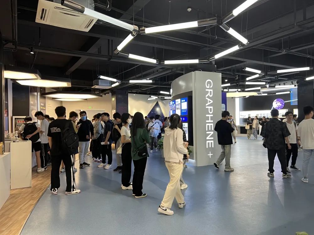 上海第二工业大学能源与材料学院学生参观上海市石墨烯功能型平台