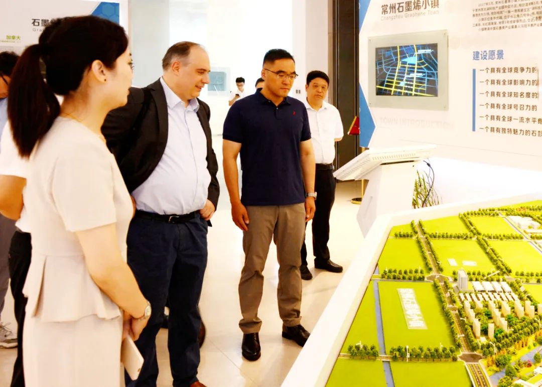 剑桥大学石墨烯研究中心创始人Andrea Ferrari教授考察园区石墨烯产业