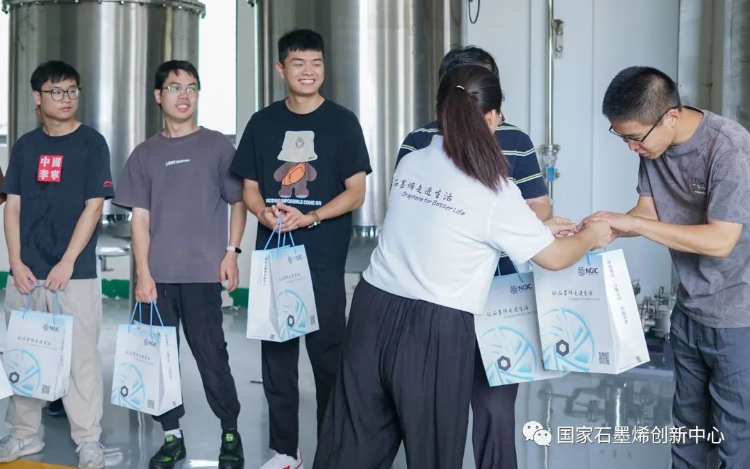 夏日送清凉，慰问沁人心｜石墨烯创新中心联合党支部及工会慰问一线科研人员