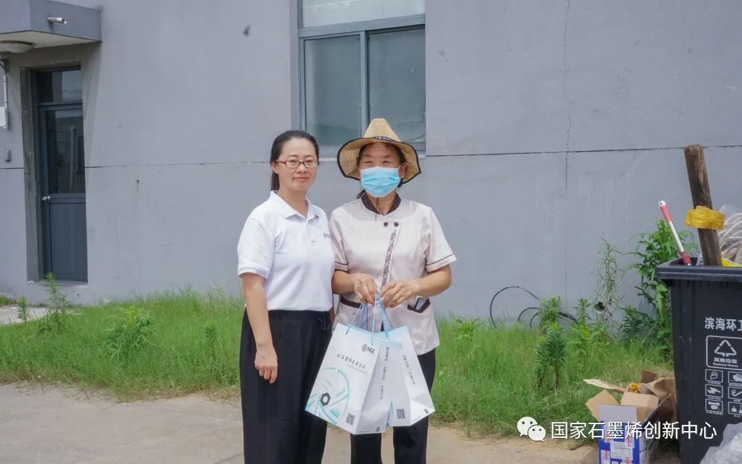 夏日送清凉，慰问沁人心｜石墨烯创新中心联合党支部及工会慰问一线科研人员