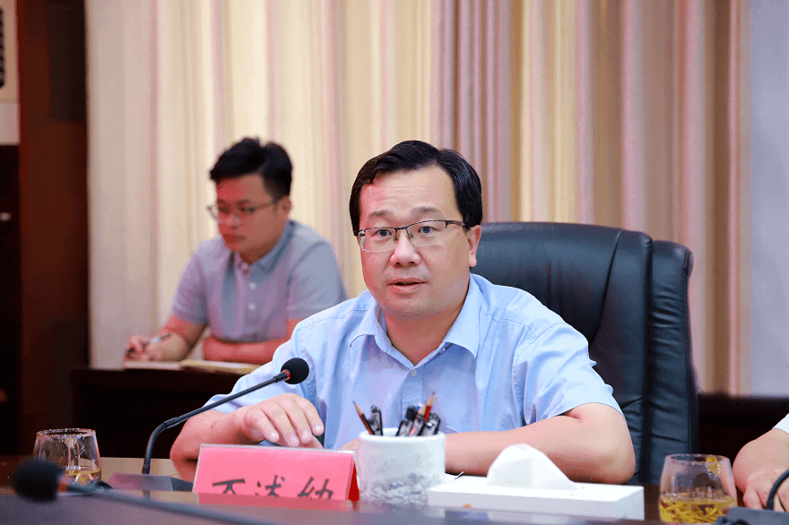 县委书记邱舰主持召开极热科技石墨烯高端应用科创园项目调度会