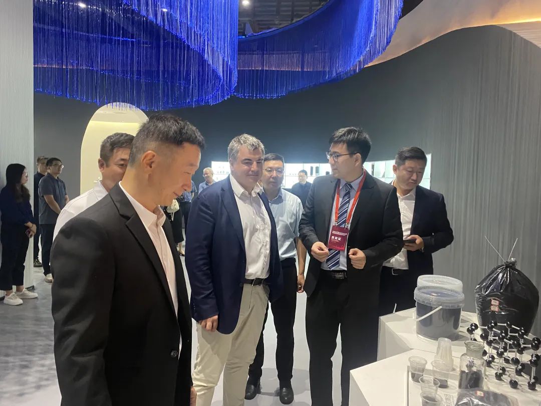 诺奖得主康斯坦丁·诺沃肖洛夫访问煜和集团，聚焦新材料前沿！