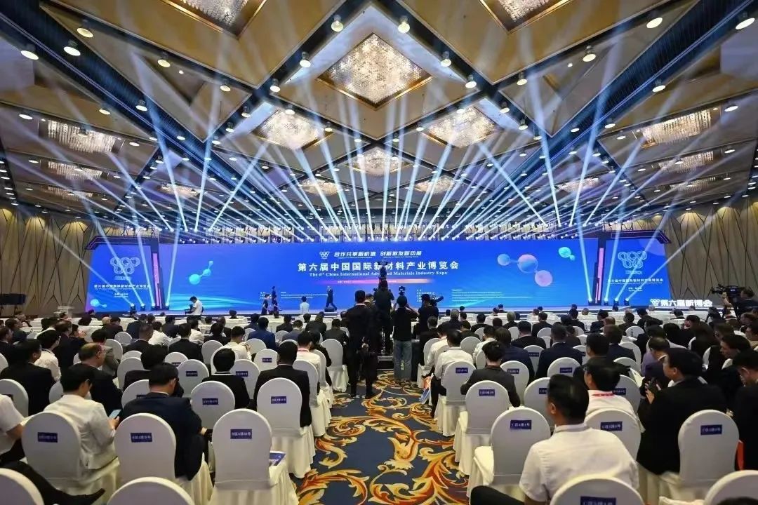 丁古巧博士应邀参加第六届中国国际新材料产业博览会并在石墨新材料发展与应用论坛作主题报告