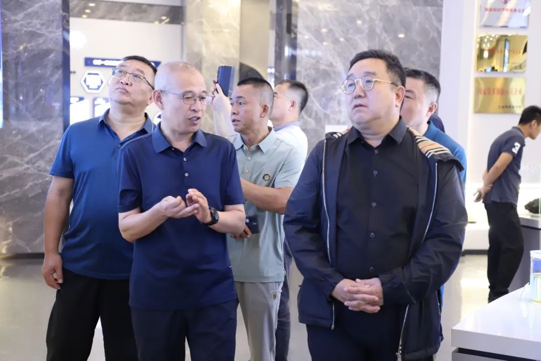 鑫融创集团考察团一行到宝泰隆考察