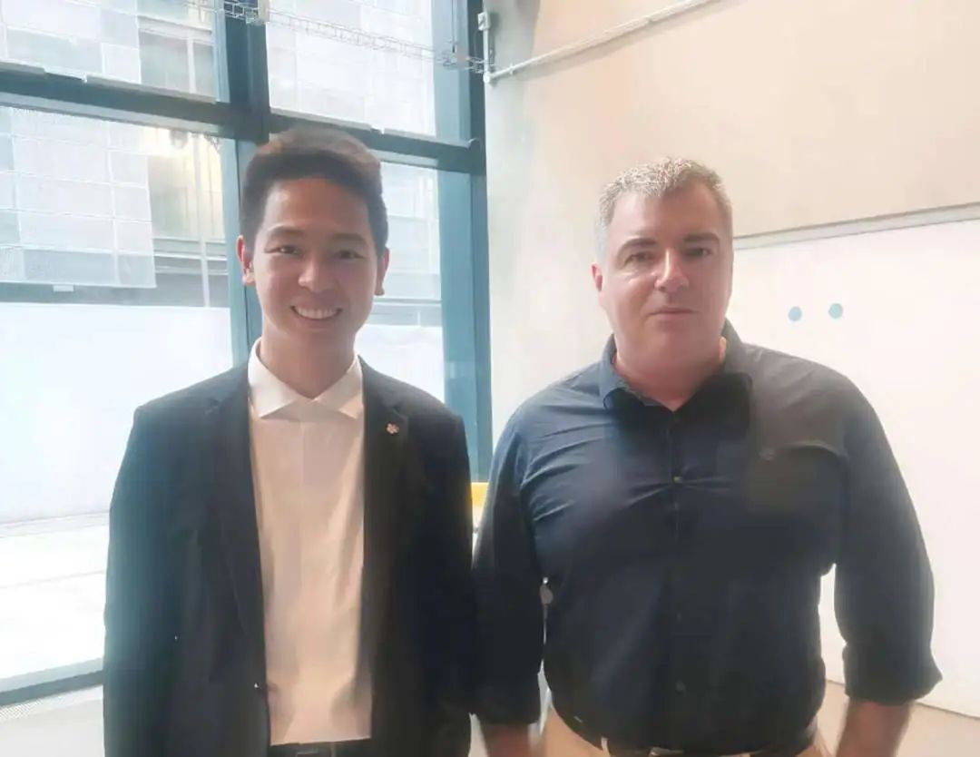 重庆诺奖二维材料研究院孵化企业立纳安公司联合创始人与诺贝尔物理学奖得主康斯坦丁·诺沃肖洛夫教授在英国交流