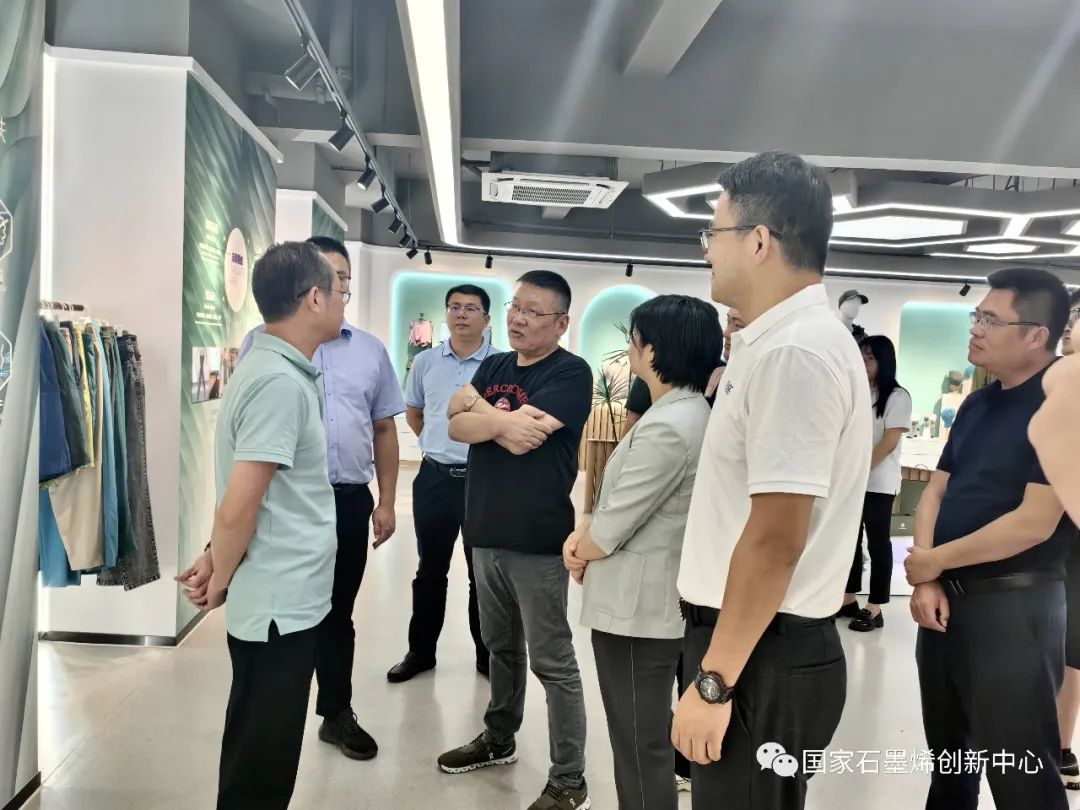 江西省兴国县县委书记李贱贵一行调研考察国家石墨烯创新中心