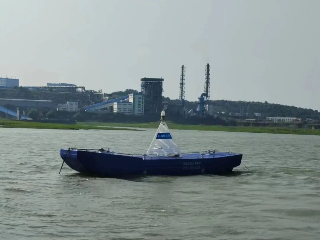 首创！赣北航道事务中心主导研发的新型石墨烯铠甲标志船正式投用