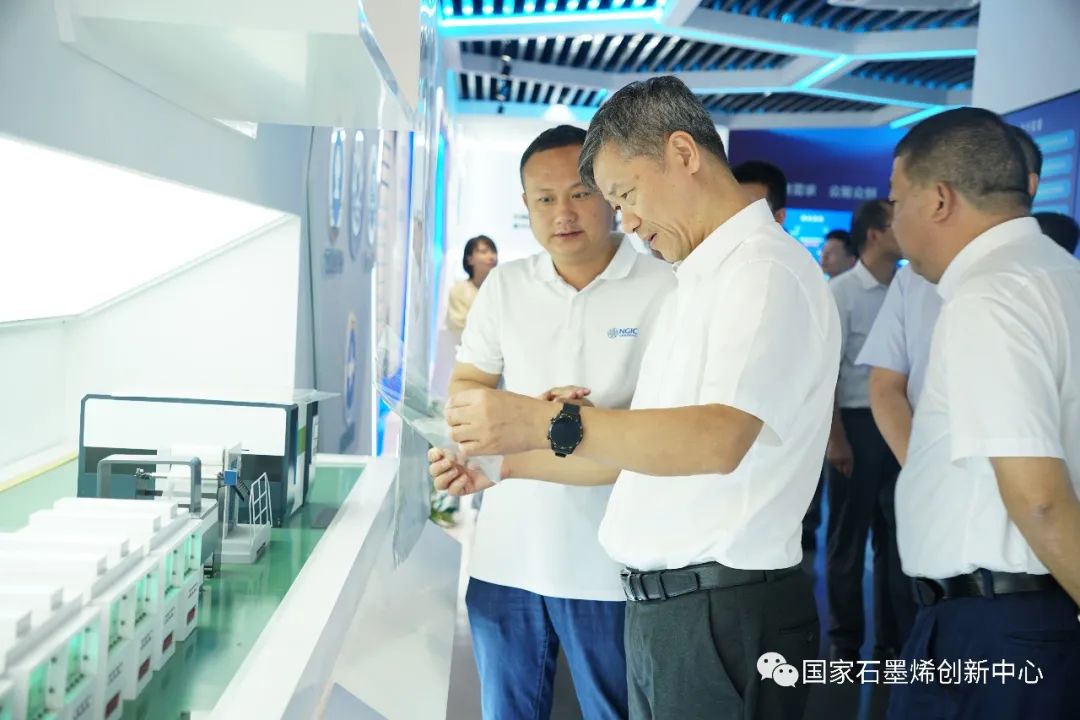 浙江省经信厅总工程师李永伟考察调研国家石墨烯创新中心