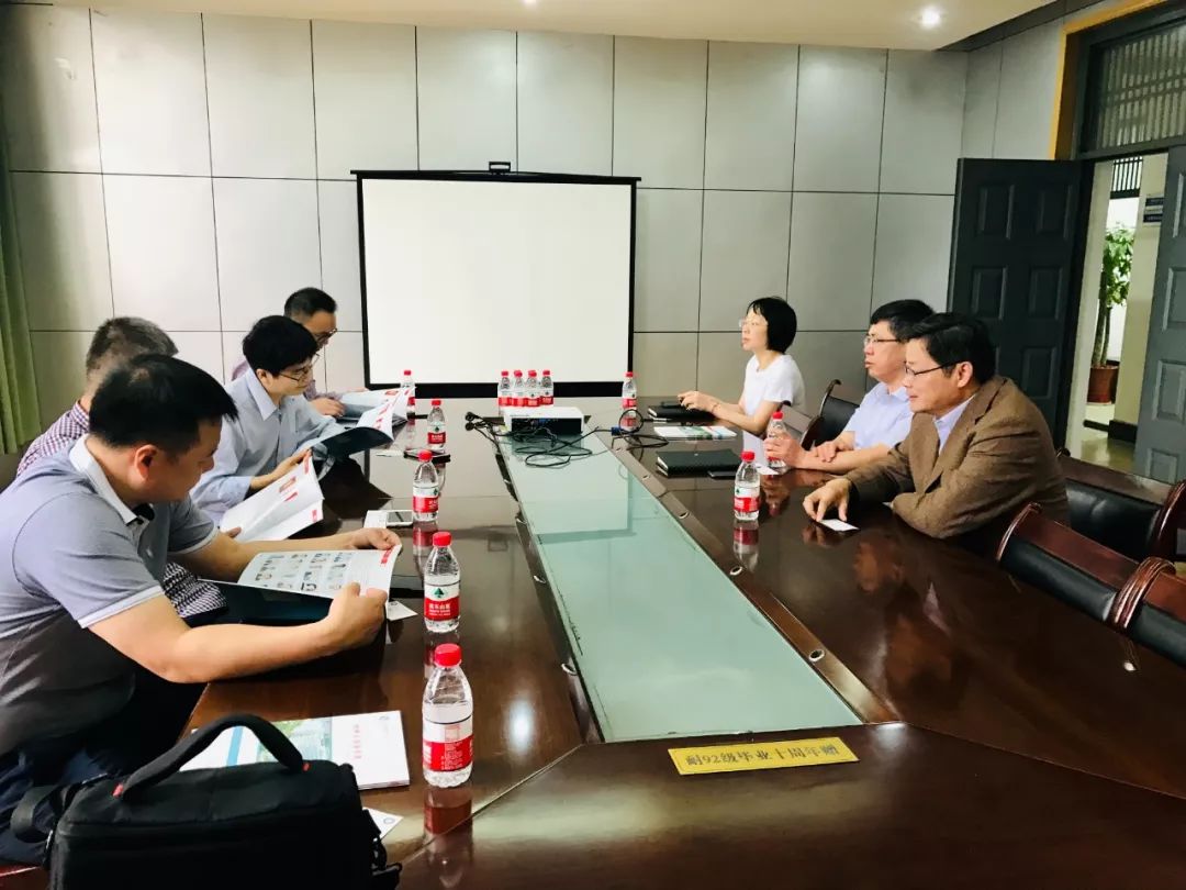 武汉低维材料研究院首席科学家赴武科大作石墨烯行业专题讲座