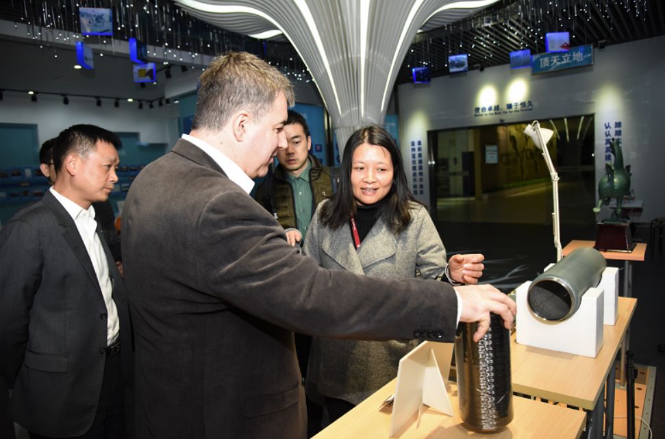 因石墨烯研究获诺贝尔物理学奖，这位教授刚刚来访宁波材料所！