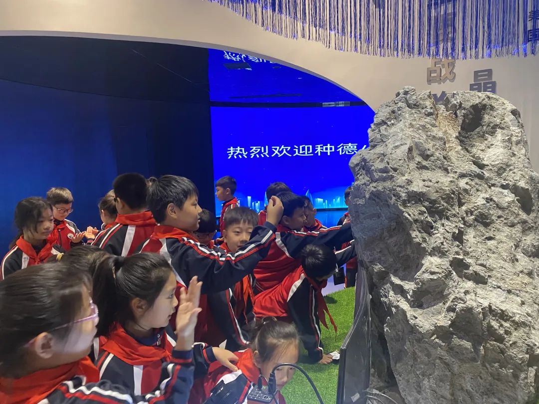 遨游科技世界 点亮科学梦想—数百名学生在煜和科技馆开启科技研学之旅