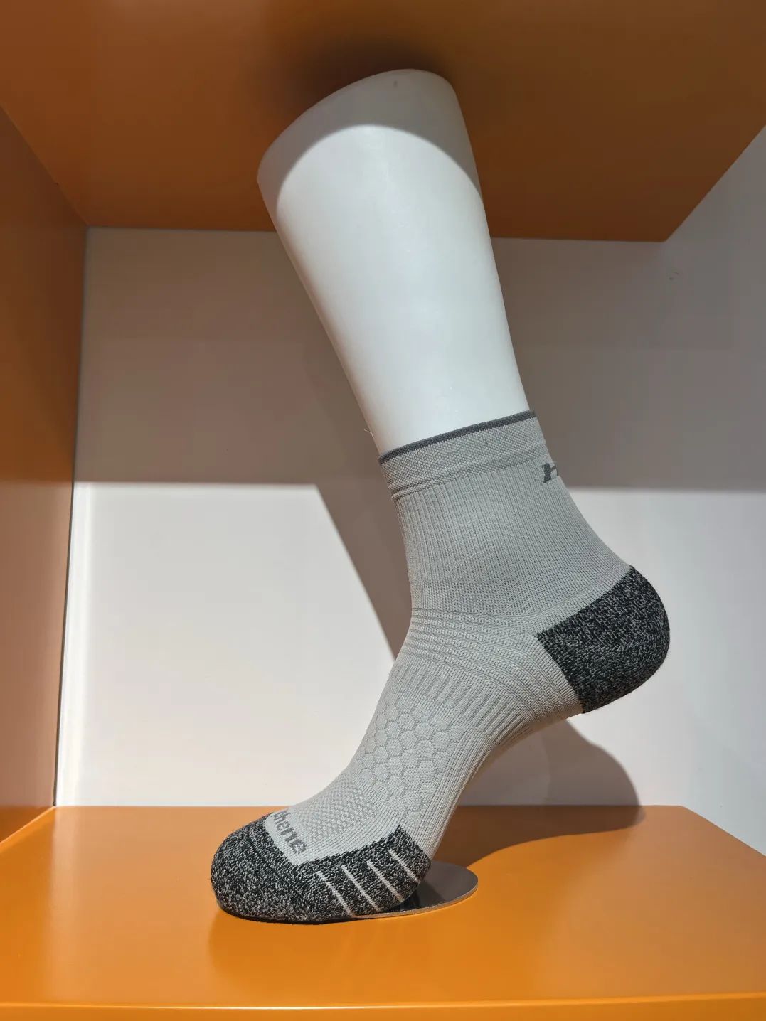 又上新啦！悍将品牌运动功能袜系列入驻杭州国际石墨烯博览馆！