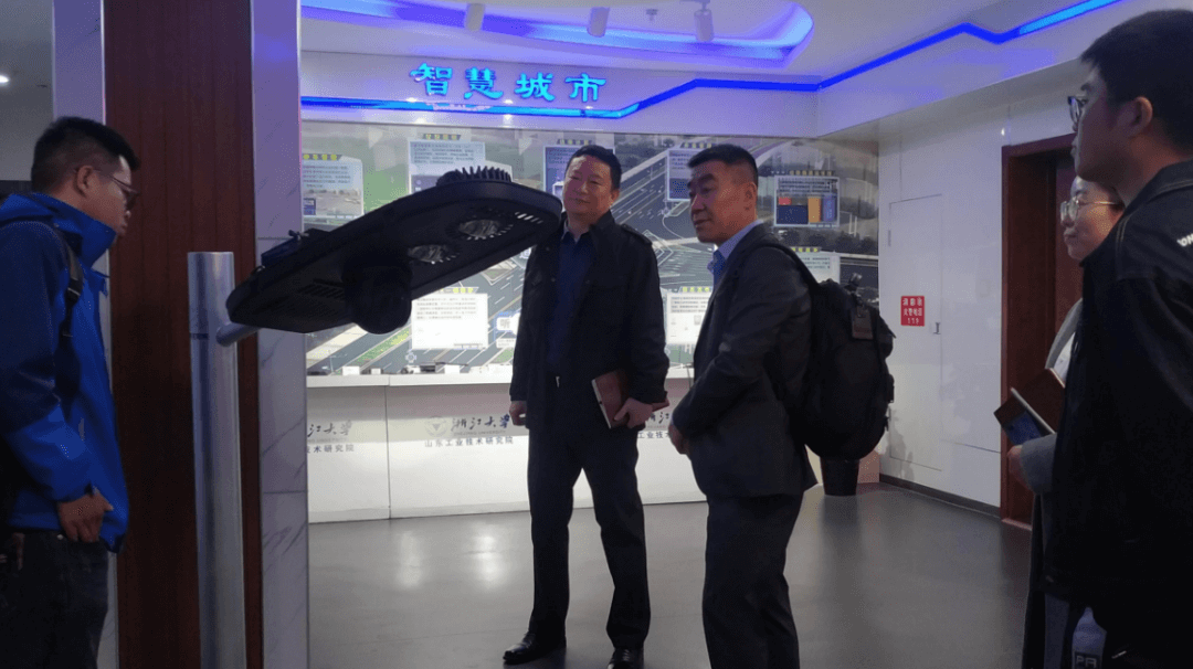 科明光电陈炜一行到浙江大学山东工业技术研究院参观考察
